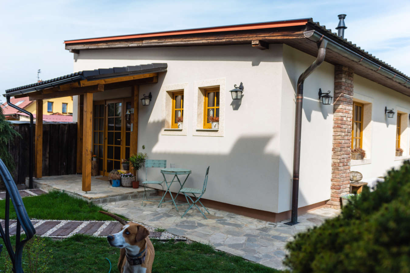 Fotografie bílého domečku v zahradě s Wellness uvnitř